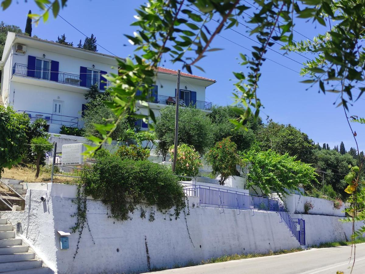 Blue And White Apartments Benitses  Bagian luar foto