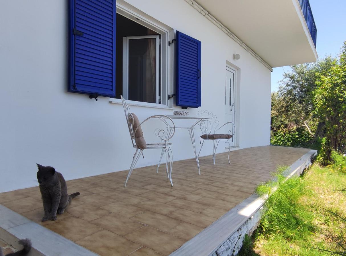 Blue And White Apartments 1 Benitses  Bagian luar foto